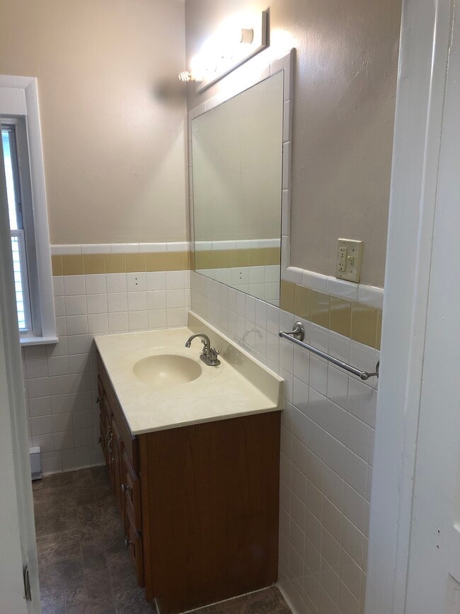 Full bathroom - 2124 Cherry St