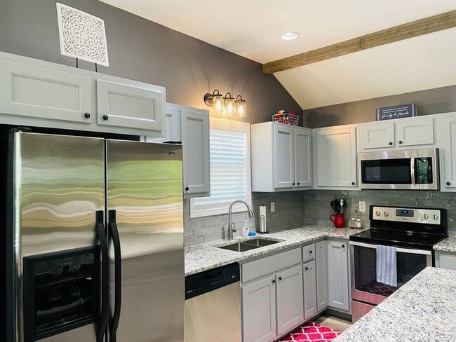 Building Photo - 233 Lakeview Cir