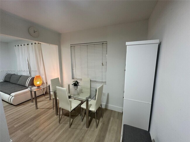 Foto del edificio - 3522 NE 166th St