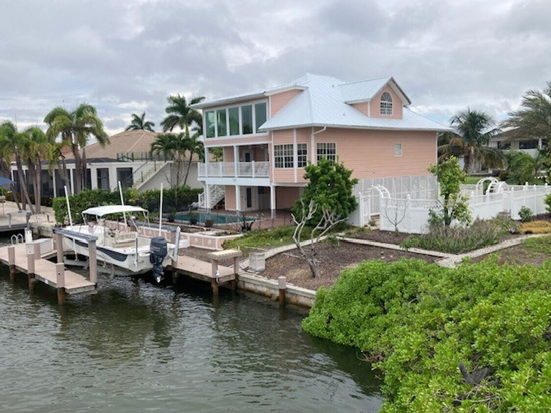 Primary Photo - Family Friendly water front 3 Bedroom 3 ba...