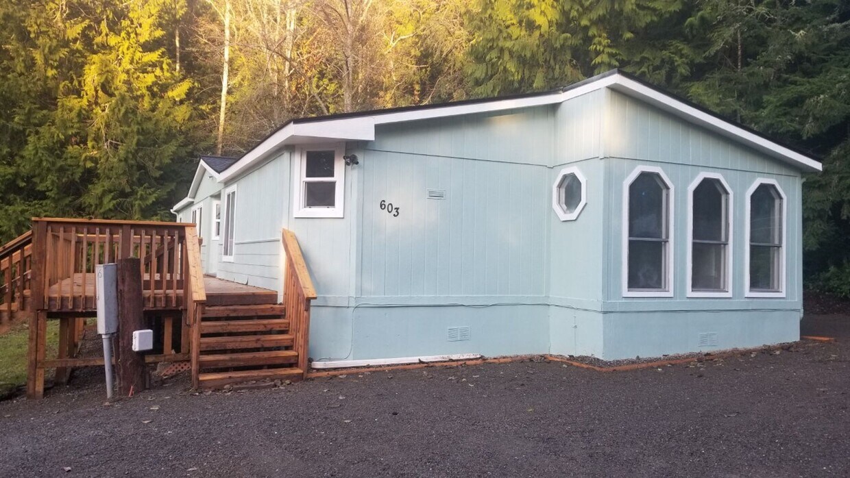 Foto principal - Three bedroom two bath home located on ove...