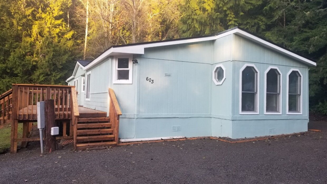 Primary Photo - Three bedroom two bath home located on ove...