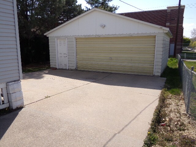 Building Photo - Perfect 4BR College Home Near East Campus