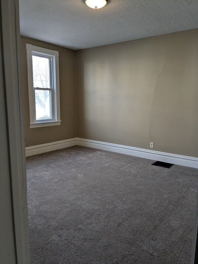 Building Photo - 1613 4th Ave