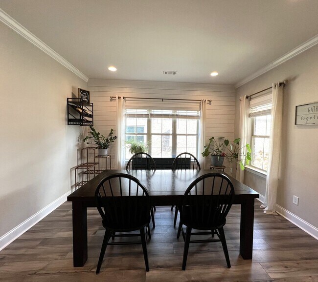 Foto del edificio - Available July 1, 2026!