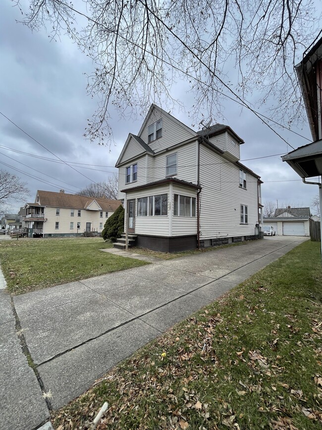 Building Photo - 6907 Hosmer Ave