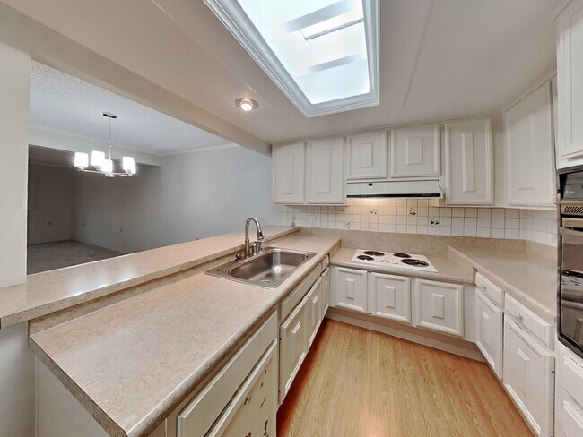 Foto del edificio - Spacious Rossmoor 2/2 Condo Available Now!