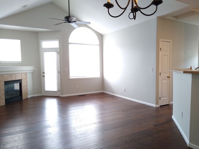 Foto del edificio - Stunning Highlands Ranch Townhome