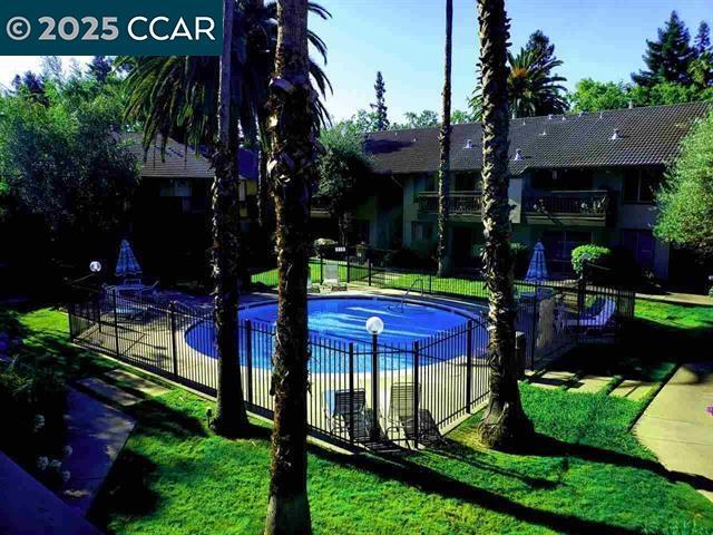 Foto del edificio - 2742 Oak Rd