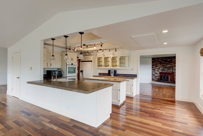 Foto del edificio - Charming Upper-Level Home with Water View – Walk to Downtown Coupeville