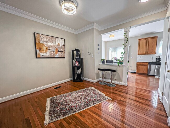 Foto del edificio - Lovely Tri-Level 3 Bedroom 2 Bathroom And ...
