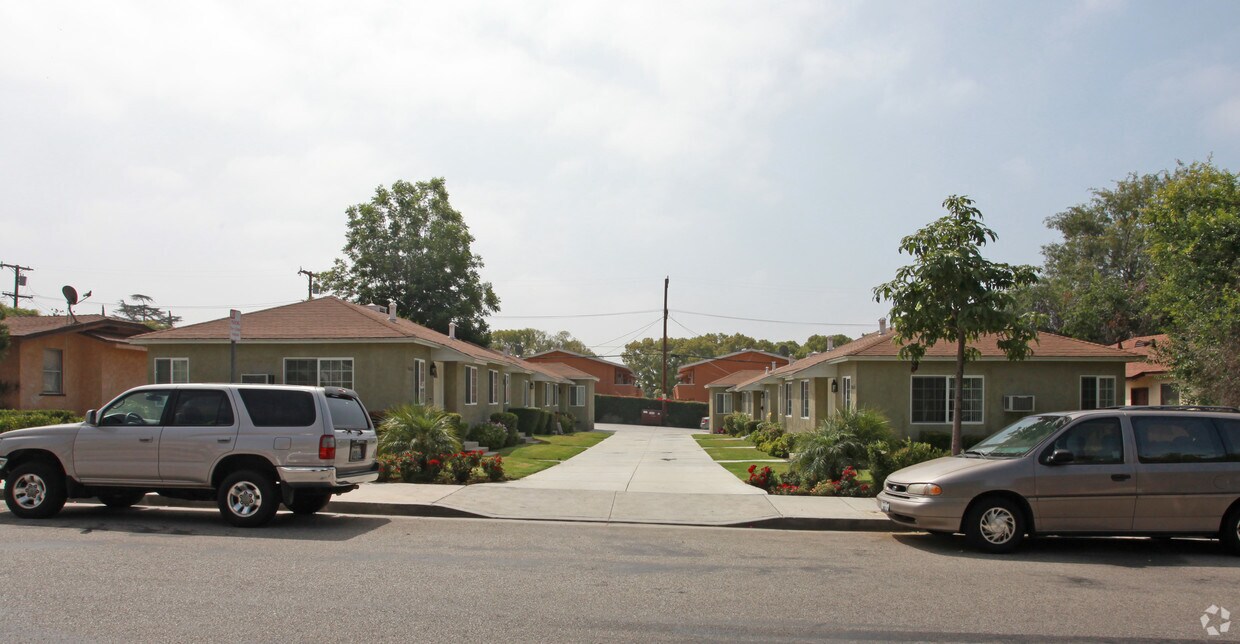 Building Photo - 1024 Justin Ave