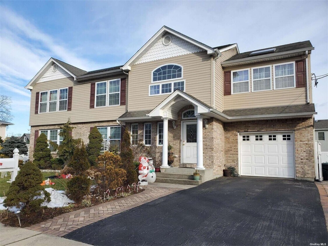 446 S 9th St, Lindenhurst, NY 11757 House Rental in Lindenhurst, NY