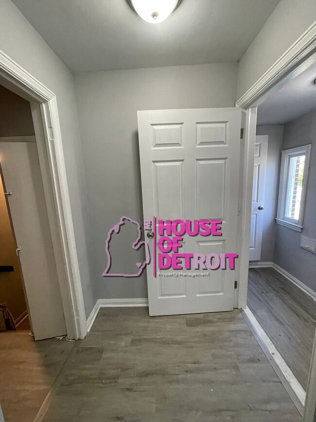 Building Photo - 3 BEDROOM | 2 BATH | FREE PRE SCREEN