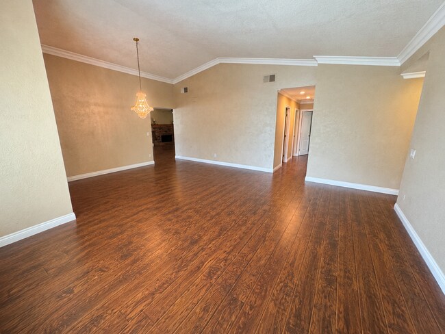 Building Photo - 606 Pinecrest Ln