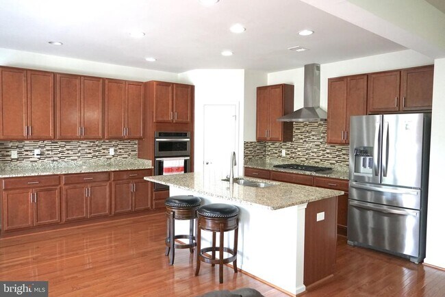 Building Photo - 42404 Grahams Stable Square