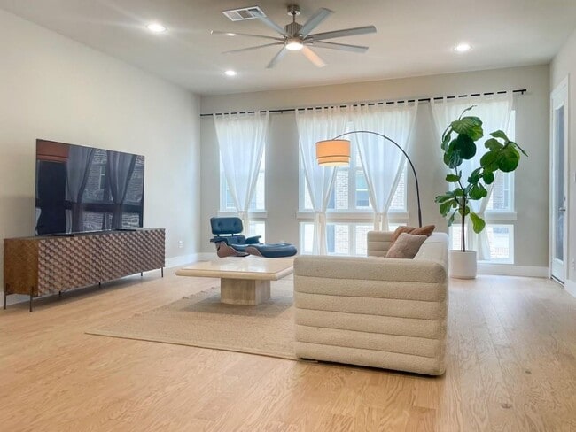 Foto del edificio - 2646 Carolwood Ln