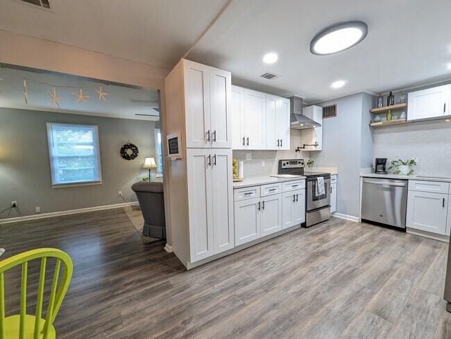 La cocina ha sido recientemente renovada con comodidades modernas, electrodomésticos de acero inoxidable, lavavajillas, etc. - 4107 Crane St