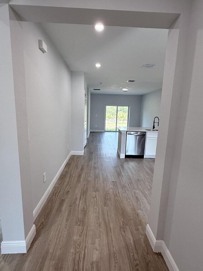 Building Photo - Move-In Ready! 3-bedroom and 2-bathroom home