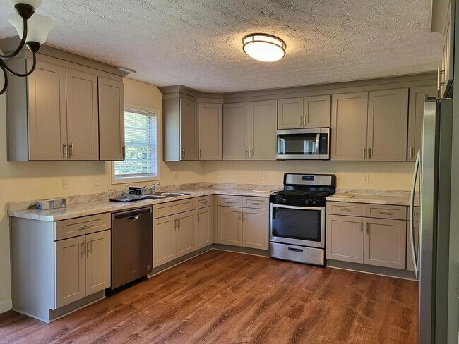 Building Photo - Spacious 4BR House - Prime location