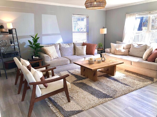 Foto del edificio - Courtyard Home 3BR/2.5BA w/fenced yard in ...