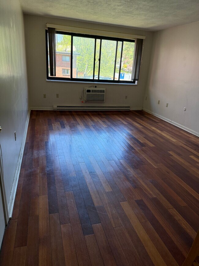 Foto del edificio - 1323 Worcester Rd