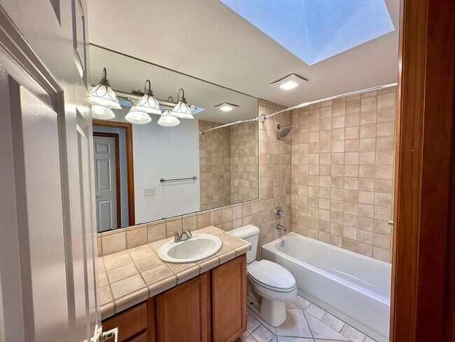 Building Photo - Appealing 2 bed / 1.5 bath townhouse in Greenwood/N Seattle with new flooring