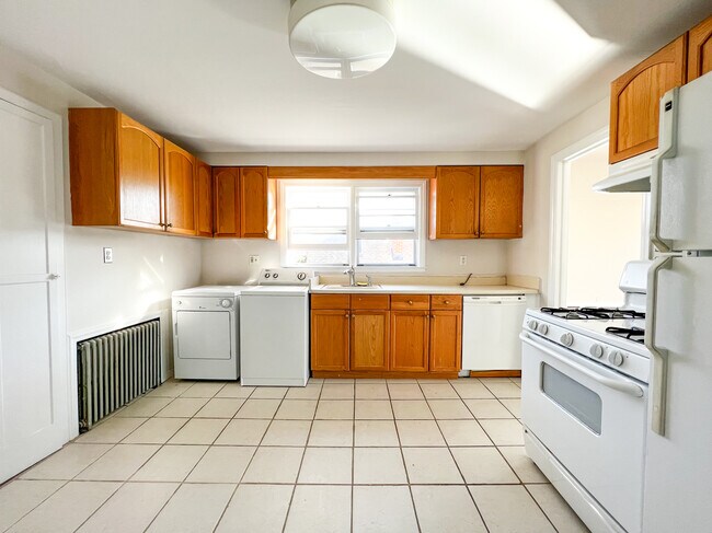 Building Photo - 586 Courtland Ave