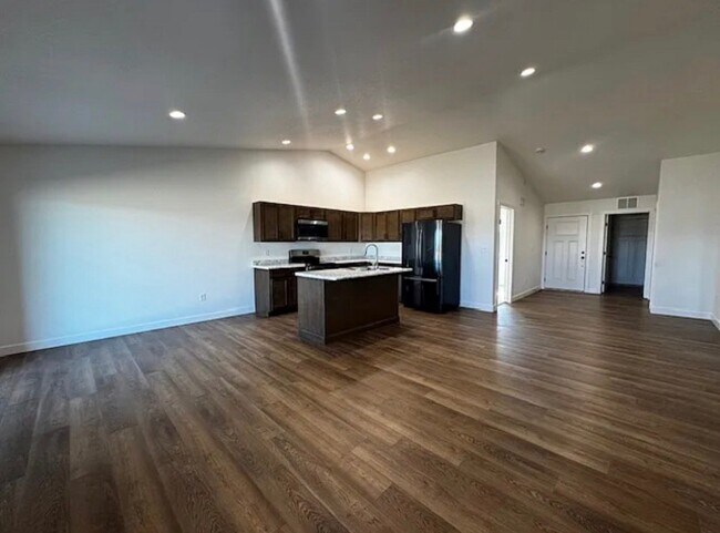 Foto del edificio - 719 S Bellflower Dr