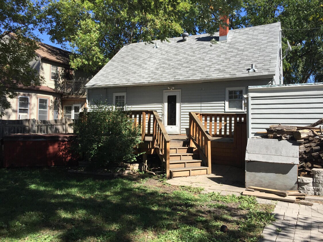 Primary Photo - 1122 House