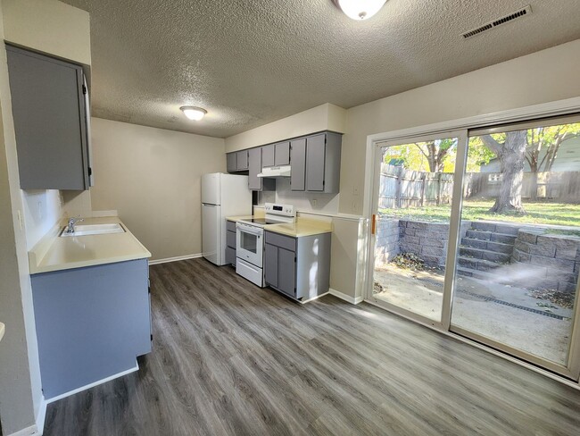 Building Photo - 3 Bedroom 1 Bath Duplex