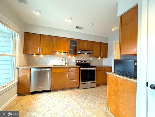 Foto del edificio - 1318 Dewitt Ave