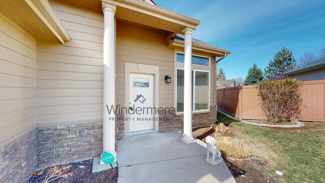 Building Photo - 547 Magnoni *Primary Bath with Tub, Walk I...
