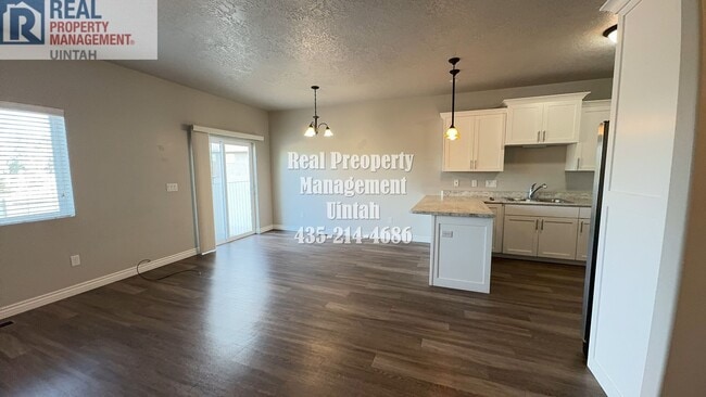 Building Photo - Cozy 3 Bedroom 2 1/2 Bath Condo