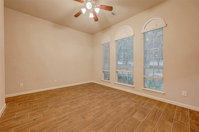 Foto del edificio - 722 Silver Creek Cir