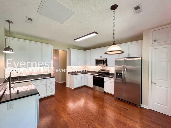 Building Photo - 4 Bed - 2.5 Bath Spacious Home with Modern Amenities and Community Perks / Available Now!