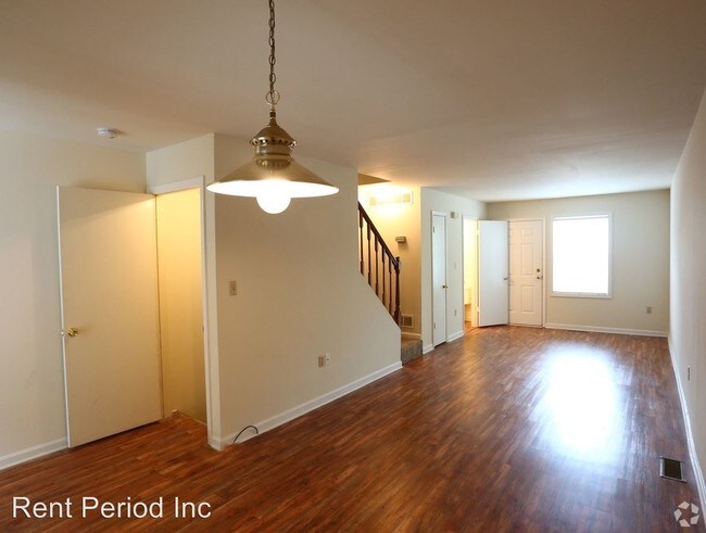 Building Photo - 2 br, 2.5 bath House - 3923 Eastgate Dr.
