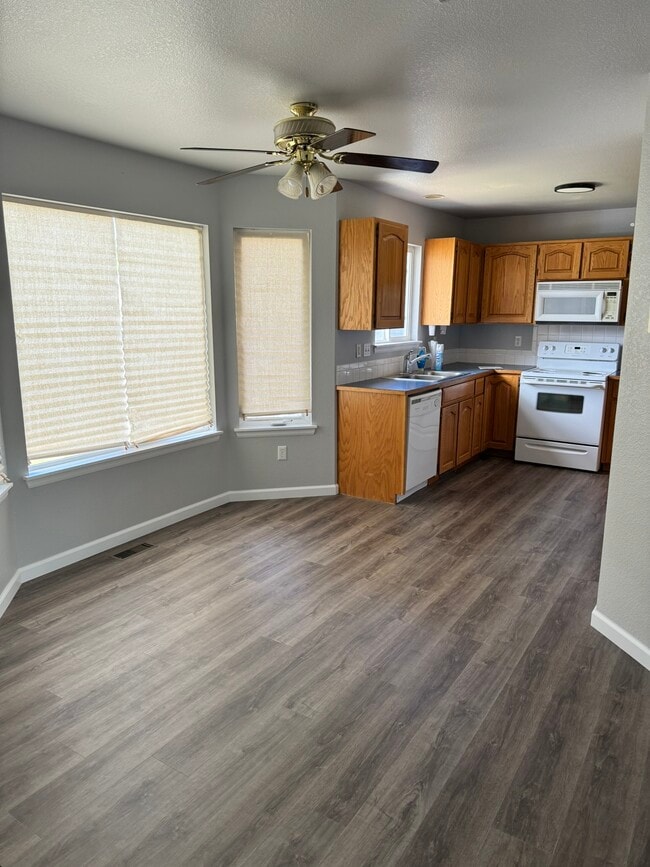 Kitchen/dining - 1908 Sherwood Ln