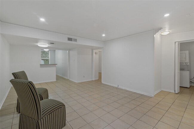 Foto del edificio - 2727 Briarhurst Dr