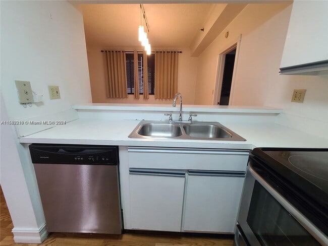 Building Photo - 540 Brickell Key Dr