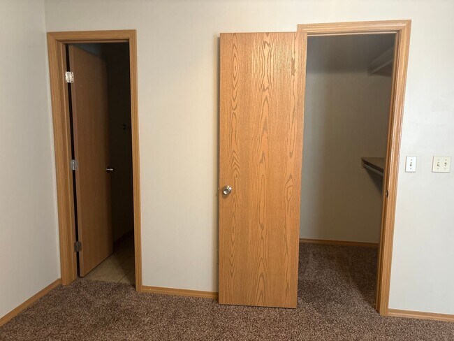 Building Photo - 3 bedroom / 2 bath