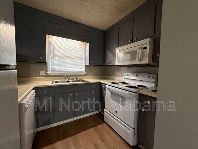 Foto del edificio - 1509 Barrington Rd NW