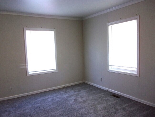 Building Photo - 526 Leslie St