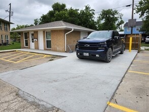 Building Photo - 306 W Avenue D