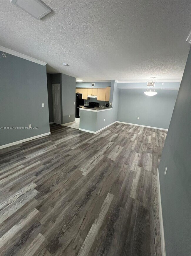 Foto del edificio - 2427 Centergate Dr