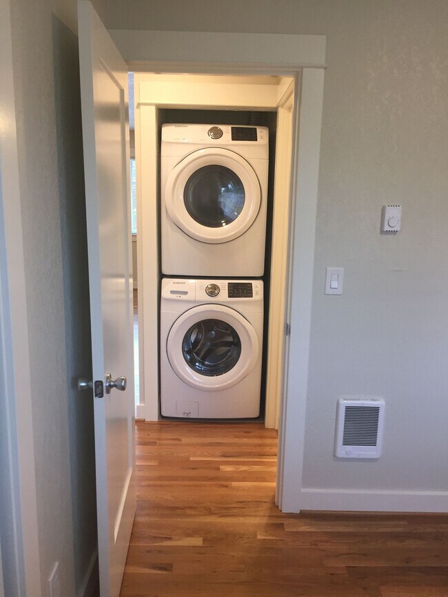 Foto del edificio - New Modern Remodel 2br Hardwoods Quartz DW...