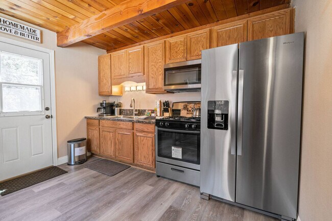 Foto del edificio - 355 Pine Ln