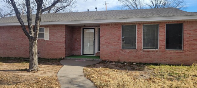 Building Photo - LARGE 3 BEDROOM HOME NEAR ENMU