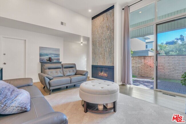 Building Photo - 4723 La Villa Marina