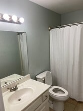 Building Photo - 104 Oak Ave